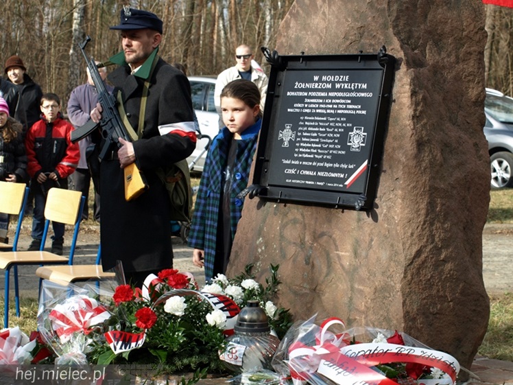 Tablica w  hołdzie Żołnierzom Wyklętym. ?To drogowskaz dla młodych pokoleń?