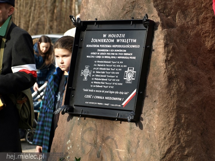 Tablica w  hołdzie Żołnierzom Wyklętym. ?To drogowskaz dla młodych pokoleń?
