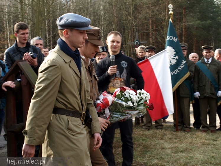 Tablica w  hołdzie Żołnierzom Wyklętym. ?To drogowskaz dla młodych pokoleń?