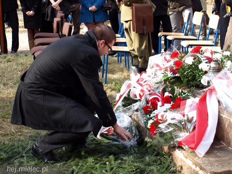 Tablica w  hołdzie Żołnierzom Wyklętym. ?To drogowskaz dla młodych pokoleń?
