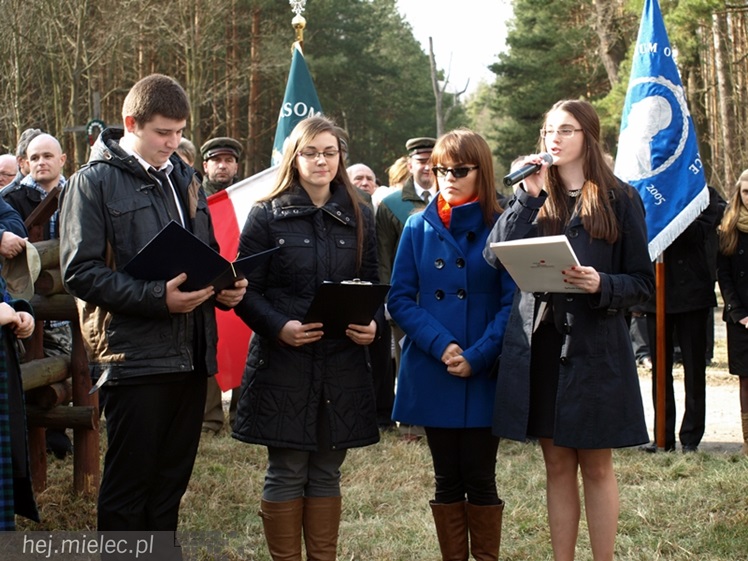 Tablica w  hołdzie Żołnierzom Wyklętym. ?To drogowskaz dla młodych pokoleń?