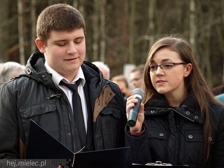 Tablica w  hołdzie Żołnierzom Wyklętym. ?To drogowskaz dla młodych pokoleń?