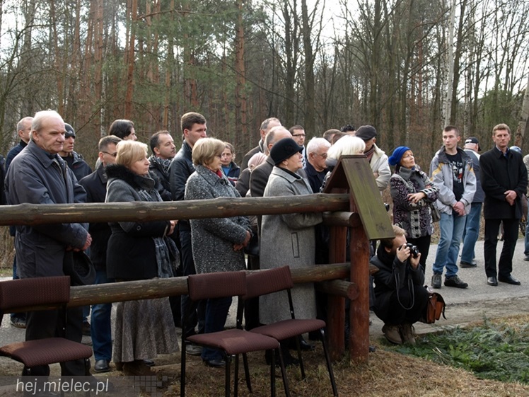 Tablica w  hołdzie Żołnierzom Wyklętym. ?To drogowskaz dla młodych pokoleń?