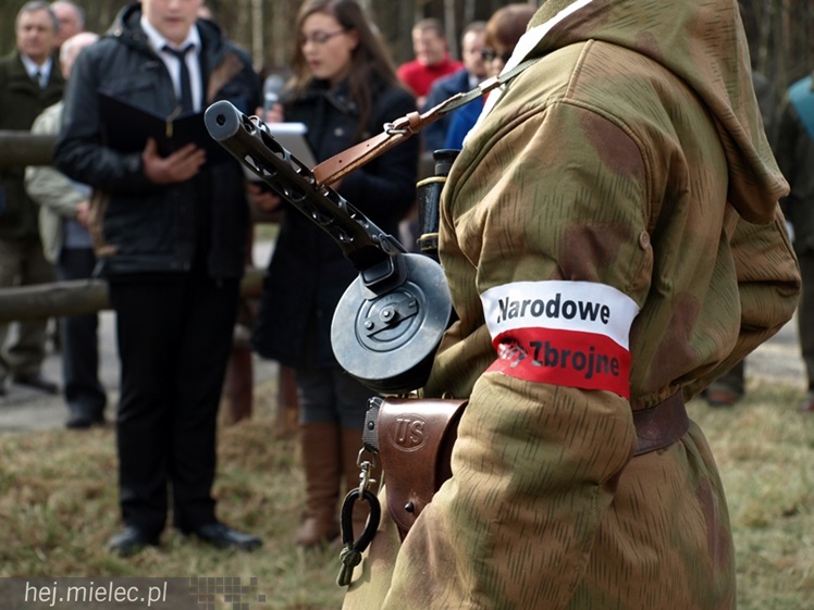 Tablica w  hołdzie Żołnierzom Wyklętym. ?To drogowskaz dla młodych pokoleń?