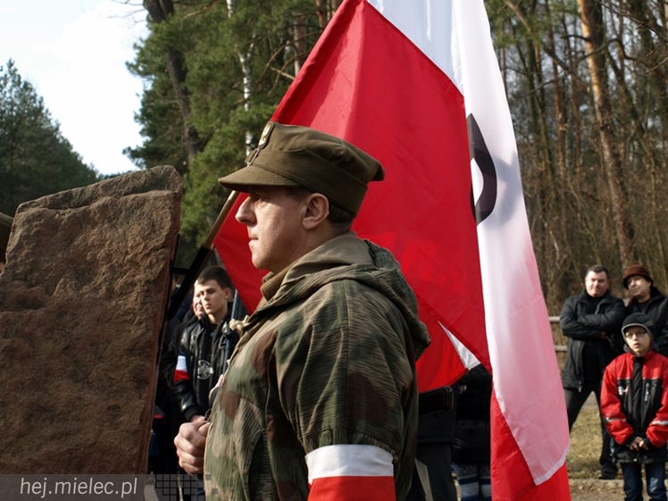 Tablica w  hołdzie Żołnierzom Wyklętym. ?To drogowskaz dla młodych pokoleń?