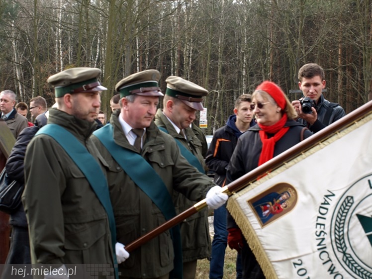 Tablica w  hołdzie Żołnierzom Wyklętym. ?To drogowskaz dla młodych pokoleń?