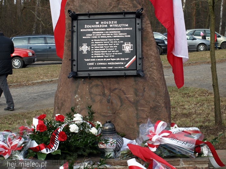 Tablica w  hołdzie Żołnierzom Wyklętym. ?To drogowskaz dla młodych pokoleń?