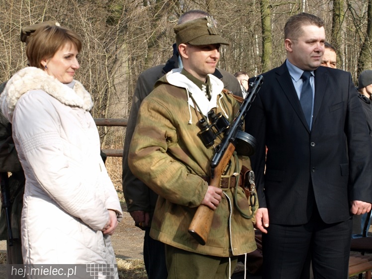 Tablica w  hołdzie Żołnierzom Wyklętym. ?To drogowskaz dla młodych pokoleń?