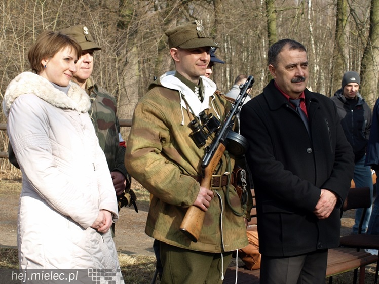 Tablica w  hołdzie Żołnierzom Wyklętym. ?To drogowskaz dla młodych pokoleń?