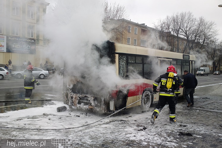 Pożar autobusu w centrum Mielca