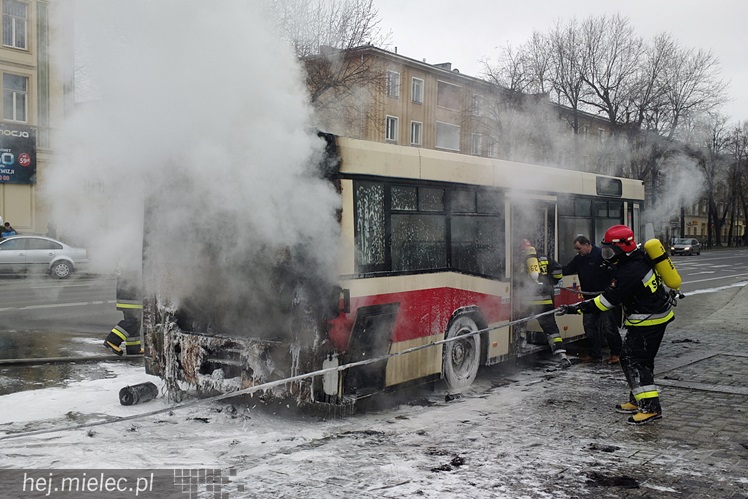 Pożar autobusu w centrum Mielca
