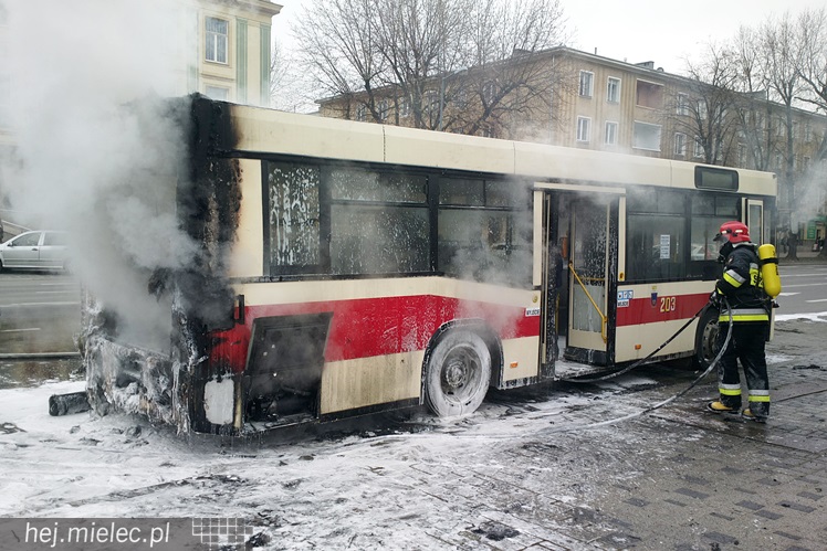 Pożar autobusu w centrum Mielca