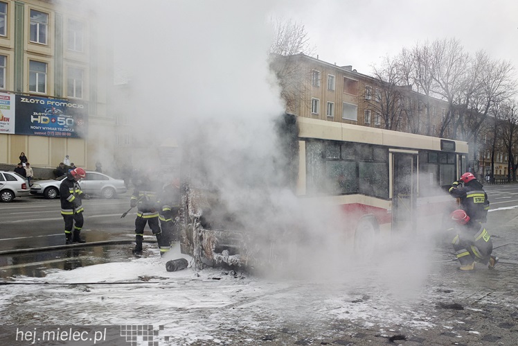 Pożar autobusu w centrum Mielca