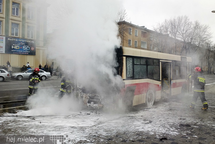 Pożar autobusu w centrum Mielca