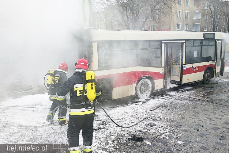 Pożar autobusu w centrum Mielca