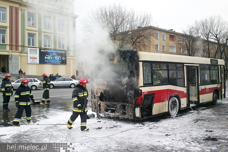 Pożar autobusu w centrum Mielca