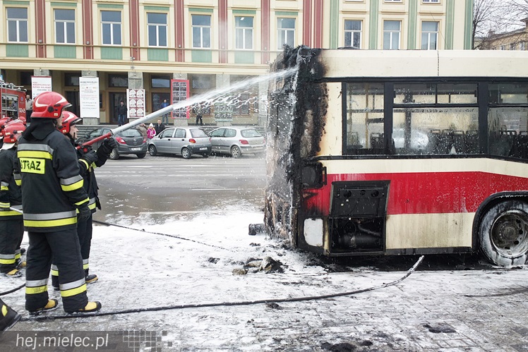 Pożar autobusu w centrum Mielca