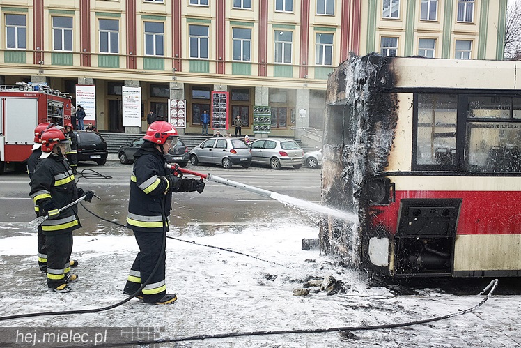 Pożar autobusu w centrum Mielca