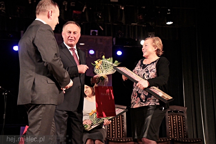 Gala Być Kobietą z okazji Międzynarodowego Dnia Kobiet. Wręczono nagrody bohaterkom książki ?Siła to ONA?