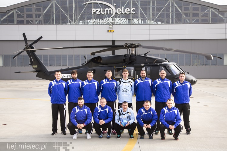 Sportowcy w PZL Mielec, Black Hawk nad Stadionem Stali Mielec