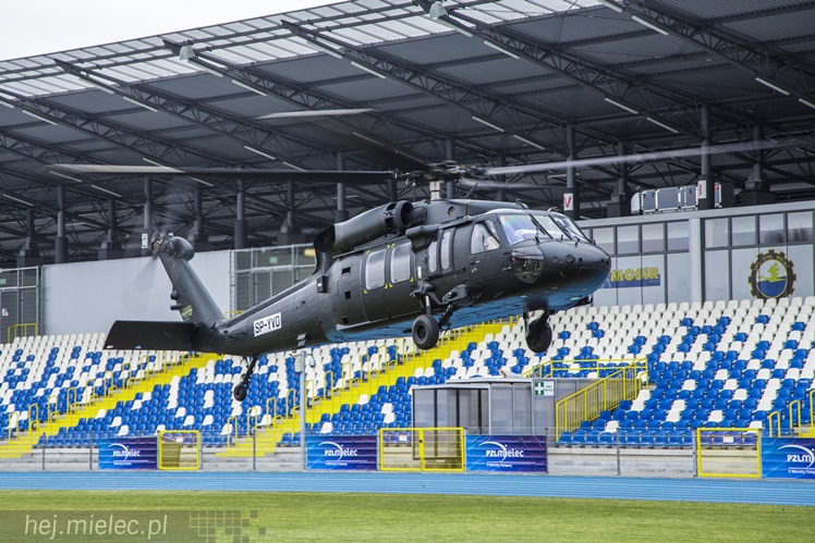 Sportowcy w PZL Mielec, Black Hawk nad Stadionem Stali Mielec
