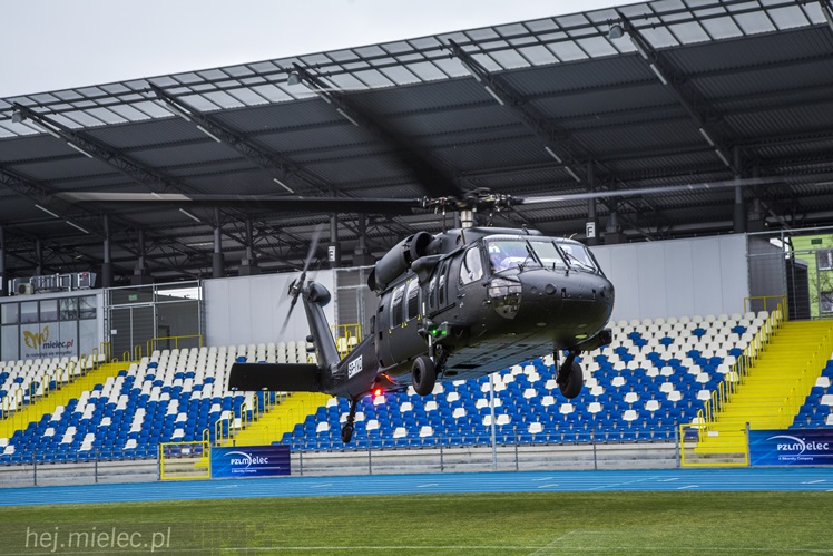 Sportowcy w PZL Mielec, Black Hawk nad Stadionem Stali Mielec