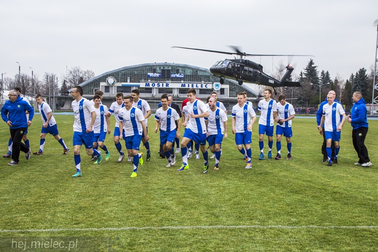 Sportowcy w PZL Mielec, Black Hawk nad Stadionem Stali Mielec