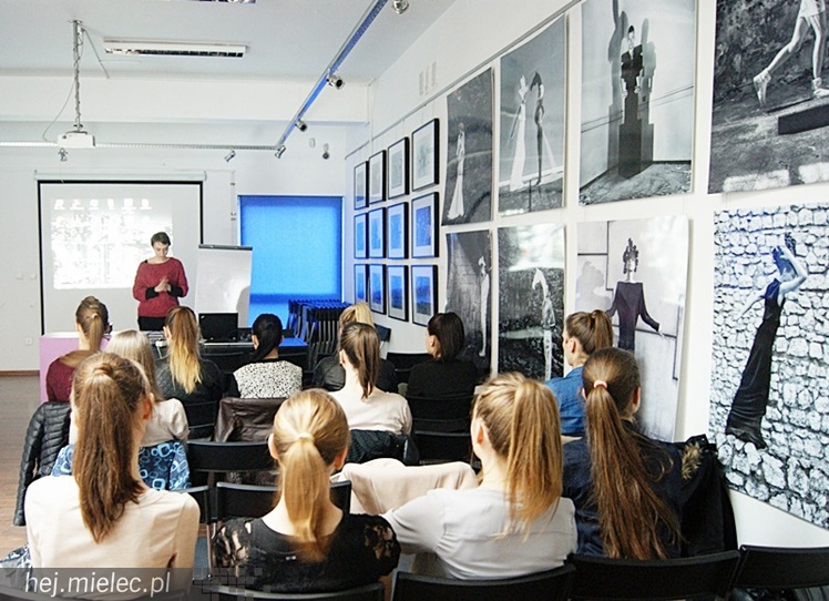 Przed Mielec Fashion Time: Profesjonalna lekcja modelingu w Agencji Reklamex
