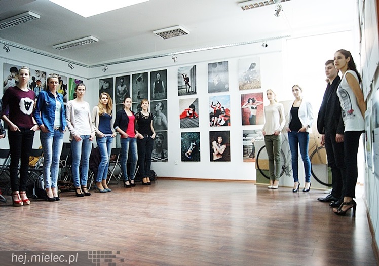 Przed Mielec Fashion Time: Profesjonalna lekcja modelingu w Agencji Reklamex