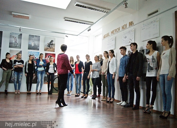 Przed Mielec Fashion Time: Profesjonalna lekcja modelingu w Agencji Reklamex