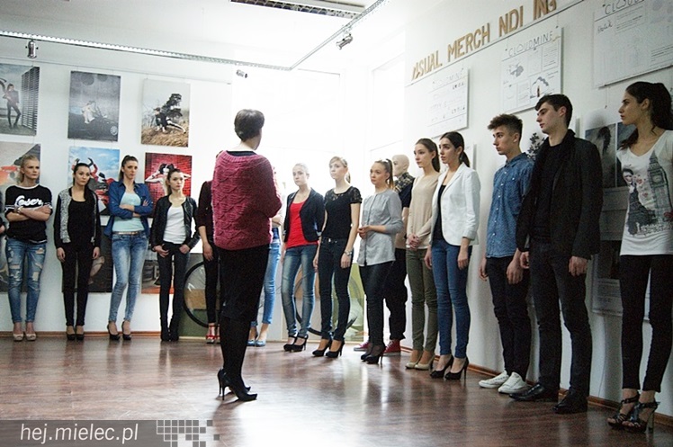Przed Mielec Fashion Time: Profesjonalna lekcja modelingu w Agencji Reklamex