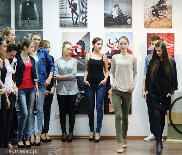 Przed Mielec Fashion Time: Profesjonalna lekcja modelingu w Agencji Reklamex