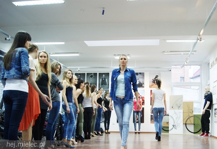 Przed Mielec Fashion Time: Profesjonalna lekcja modelingu w Agencji Reklamex