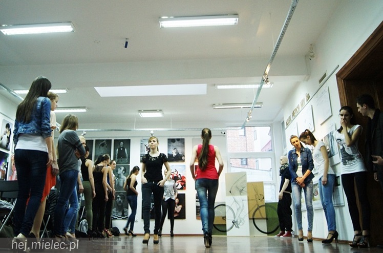 Przed Mielec Fashion Time: Profesjonalna lekcja modelingu w Agencji Reklamex