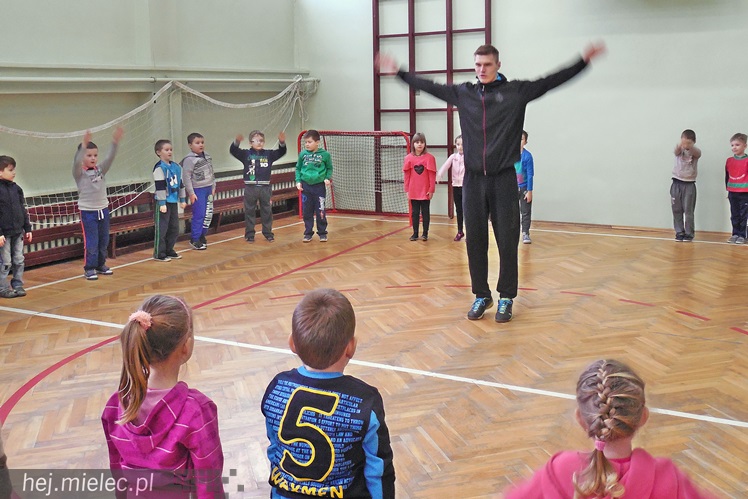 Piłkarze ręczni PGE Stali Mielec odwiedzili uczniów z Borowej