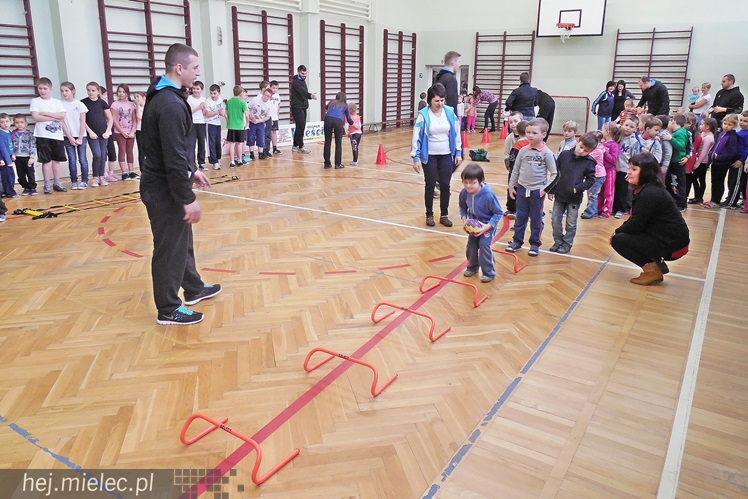 Piłkarze ręczni PGE Stali Mielec odwiedzili uczniów z Borowej