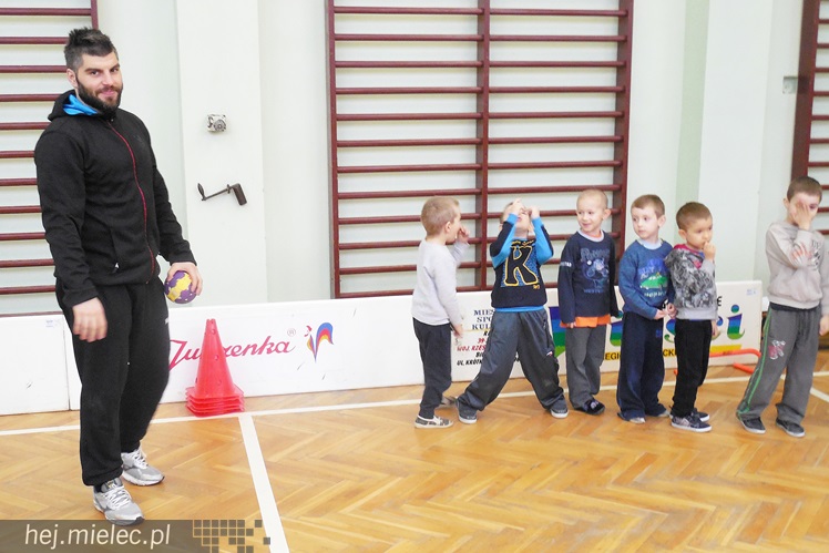 Piłkarze ręczni PGE Stali Mielec odwiedzili uczniów z Borowej