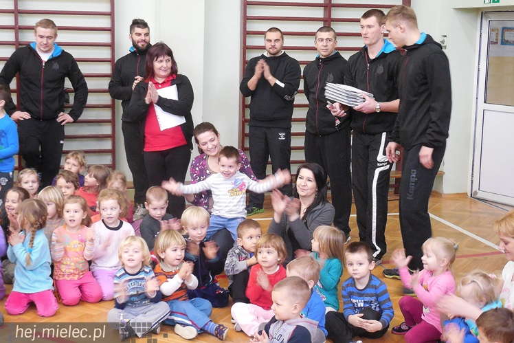 Piłkarze ręczni PGE Stali Mielec odwiedzili uczniów z Borowej