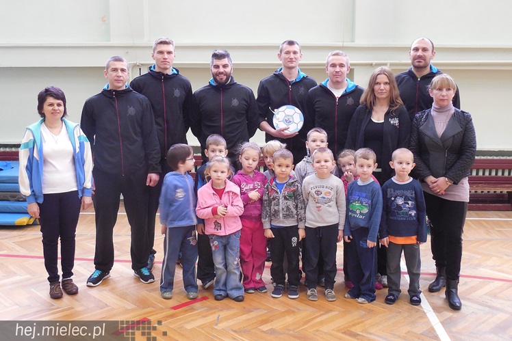 Piłkarze ręczni PGE Stali Mielec odwiedzili uczniów z Borowej