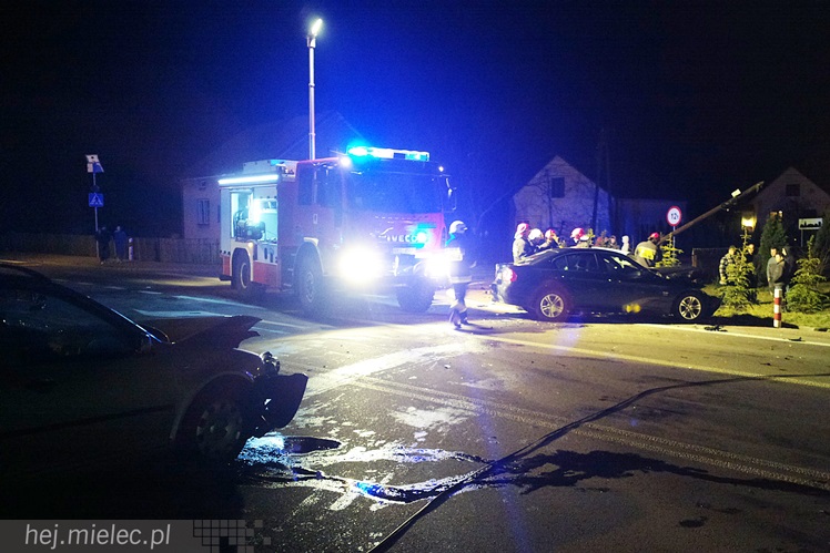 Wypadek w Przyłęku. Rozbite trzy samochody, ranne trzy osoby