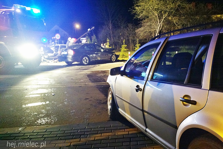 Wypadek w Przyłęku. Rozbite trzy samochody, ranne trzy osoby