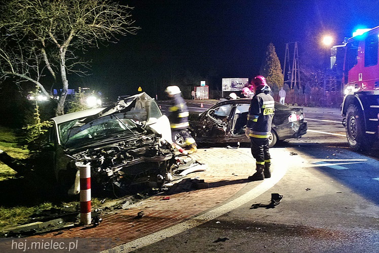 Wypadek w Przyłęku. Rozbite trzy samochody, ranne trzy osoby
