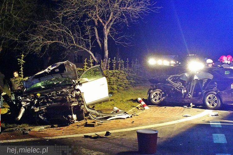 Wypadek w Przyłęku. Rozbite trzy samochody, ranne trzy osoby