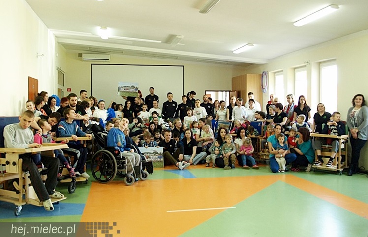 Niezwykłe spotkanie piłkarzy Stali Mielec z niepełnosprawnymi