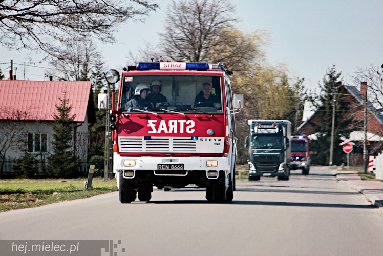 Pożar przy mieleckim lotnisku. Na miejscu kilkanaście wozów straży pożarnej