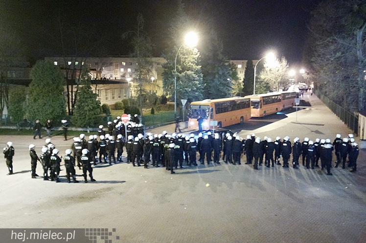Zamieszki po meczu FKS Stal Mielec - Stal Stalowa Wola