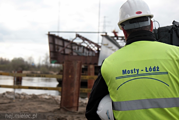 Historyczny dzień na budowie mostu na Wiśle. Przęsło nurtowe pnie się w górę