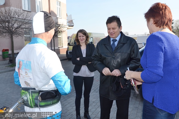 Przez Radomyśl Wielki i  Mielec biegnie do Watykanu
