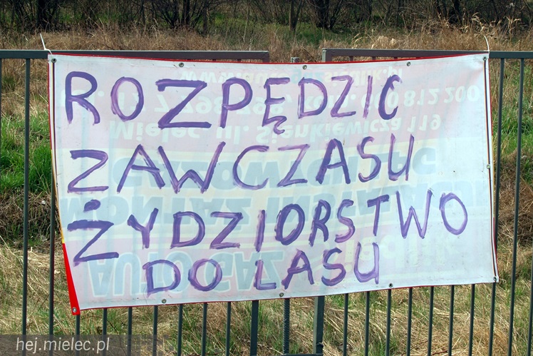 Polityczne, antysemickie hasła na ulicach miasta