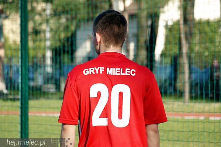W piłkarskich Derbach Mielca drugi raz lepszy Gryf Mielec